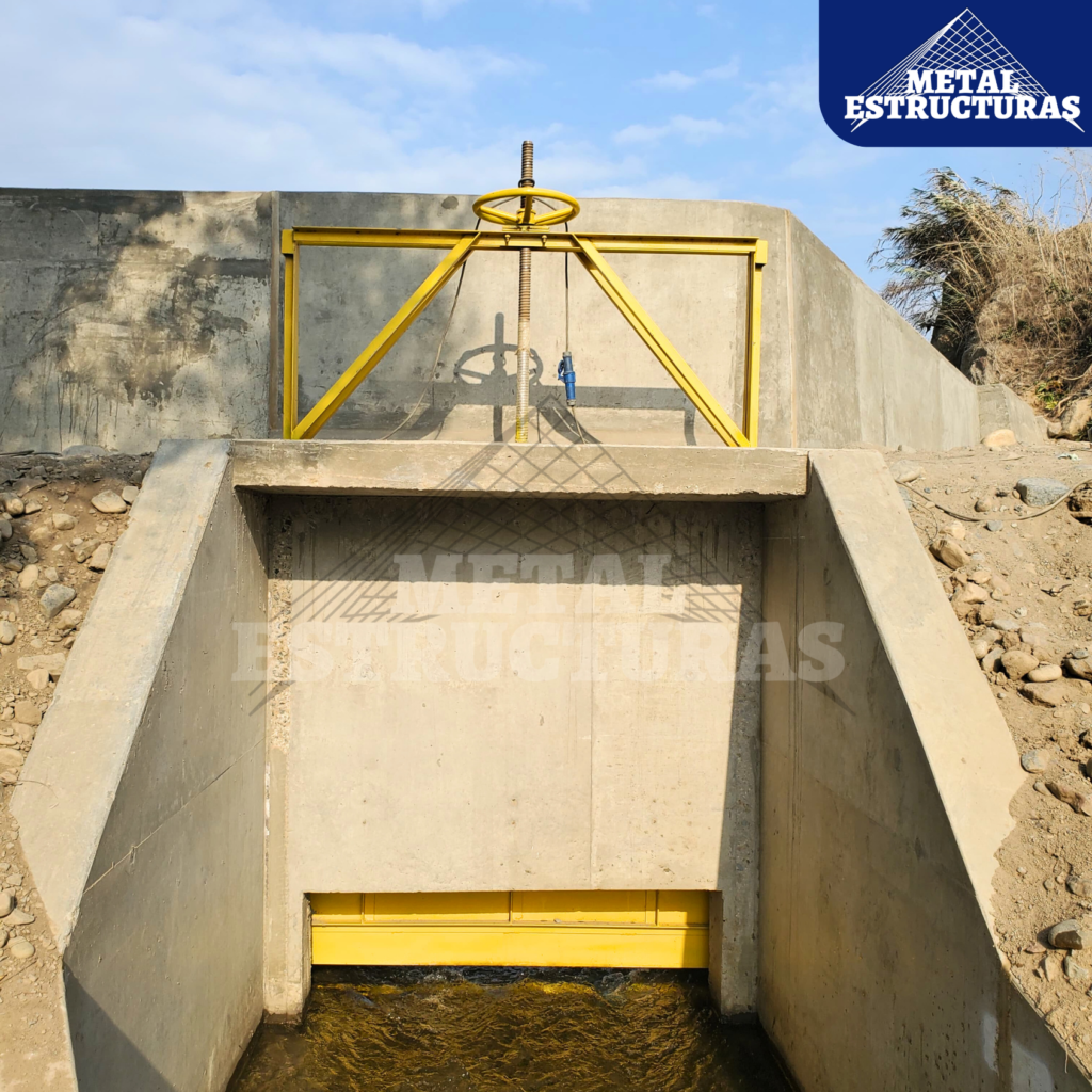 Compuertas de fierro para canales de agua de riego