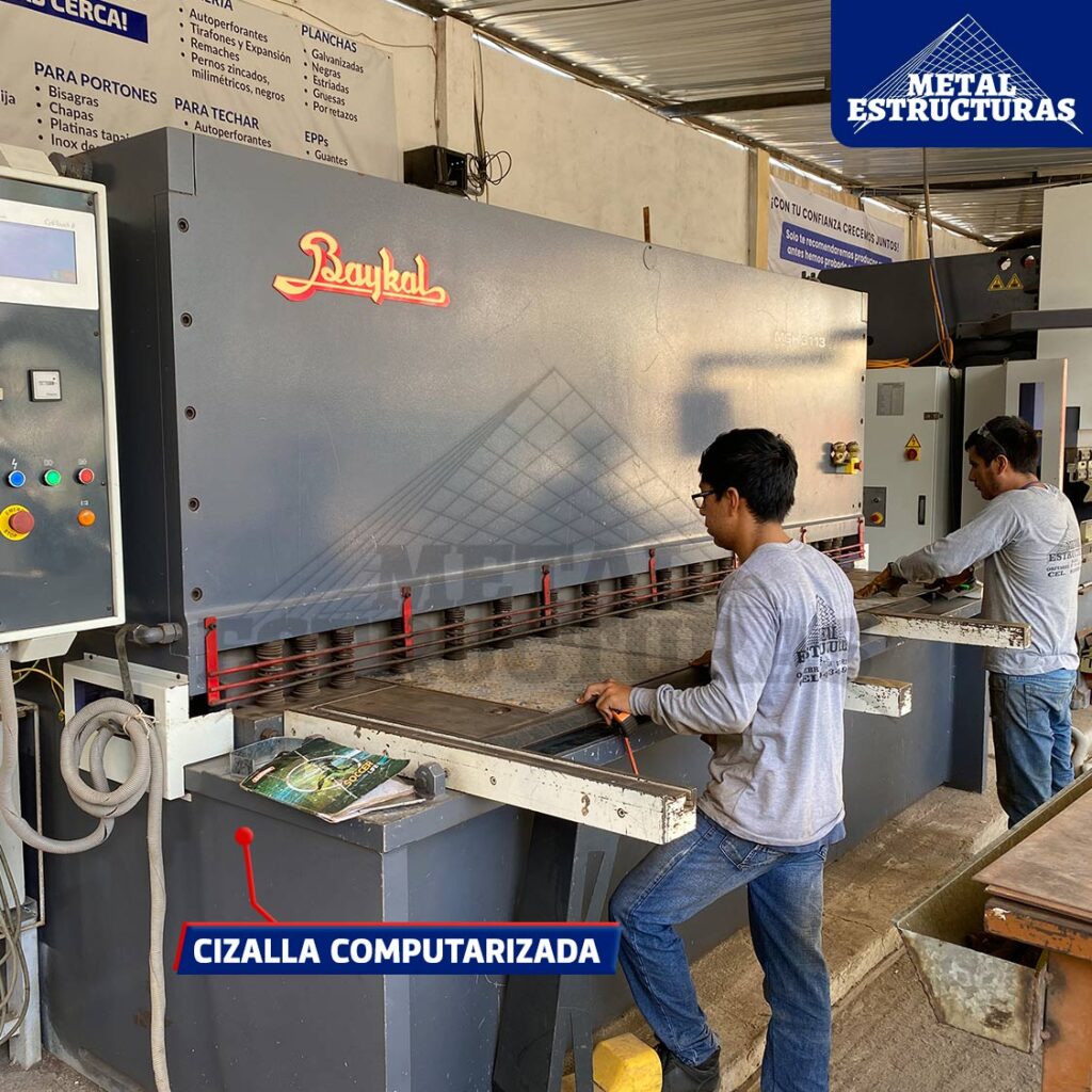 Somos fabricantes de compuertas de metal